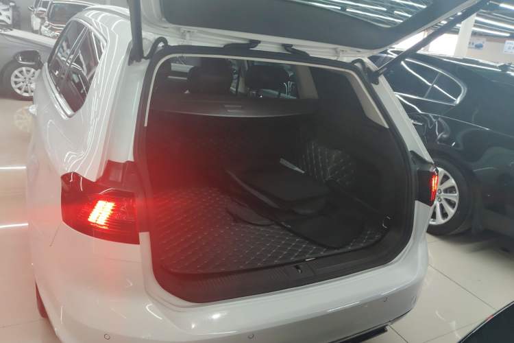 Used Volkswagen Variant 2016 380TSI Two-Wheel-Drive Style Edition Trunk