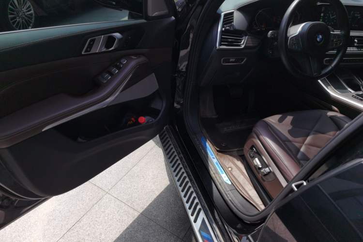 Used BMW X5 2022 xDrive 40Li M Sport Package Driver Seat