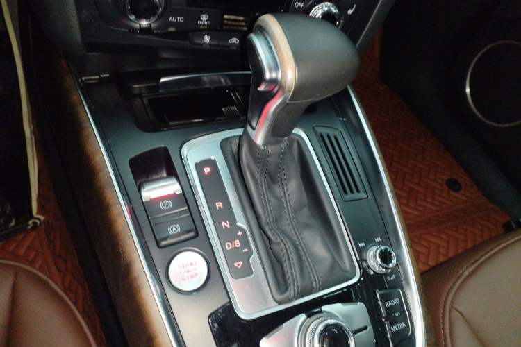 Used Audi Q5 2015 40 TFSI Comfort Model Gear Lever
