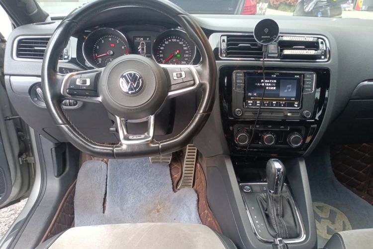 Used Volkswagen Sagitar 2016 280TSI Automatic R-Line Steering Wheel