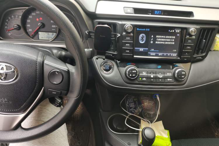 Used Toyota RAV4 2016 2.0L CVT Two-Wheel Drive Fashion Edition China V Standard Audio And AC Panel