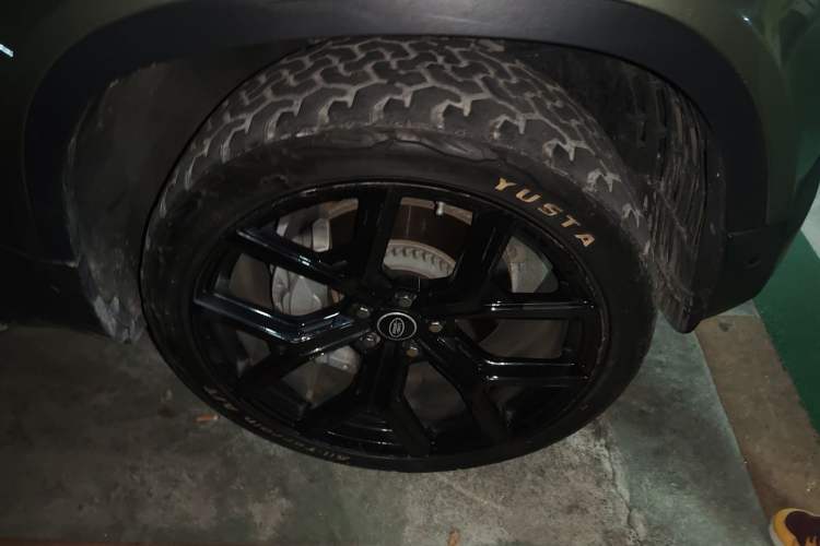 Used Land Rover Defender 2020 110 P400 SE Right Front Wheel Hub