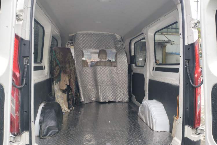 Used SAIC MAXUS Xintu V90 2020 2.0T Manual Yunjie Version Front-Wheel Drive with Single Rear Tire Short Wheelbase High-Roof Design 6-Seater
