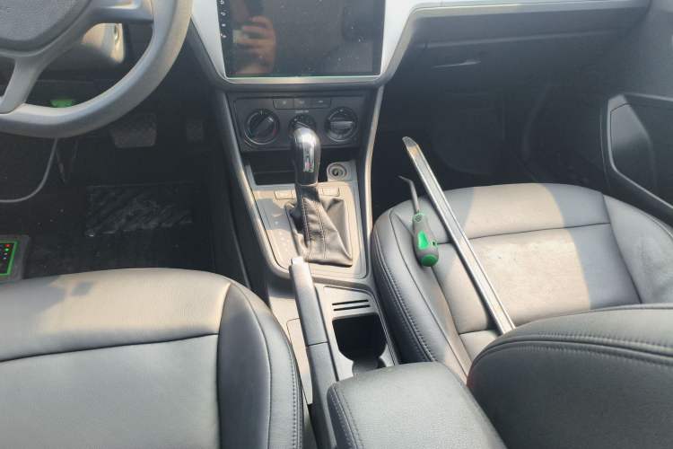 Used Volkswagen Gran Lavida 2015 1.6L Automatic Fashion Edition Gear Lever