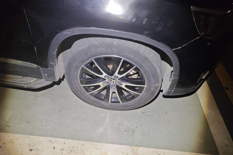 Used Volkswagen Tiguan 2013 1.8 TSI Automatic All-Wheel Drive Luxury Model Right Front Wheel Hub