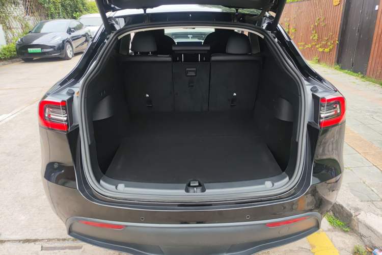 Used Tesla Model Y 2021 Long-Range All-Wheel-Drive Version 3D7 Trunk