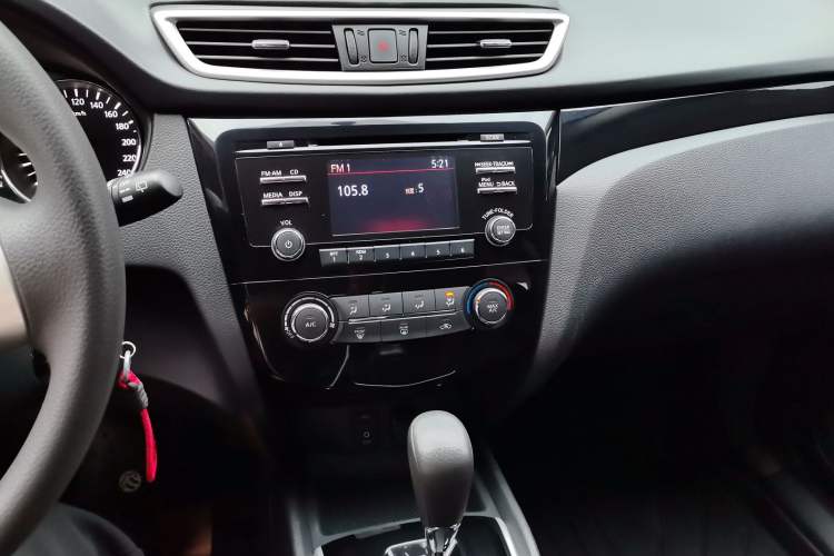 Used Nissan Qashqai 2016 2.0L CVT Elite Edition Audio And AC Panel