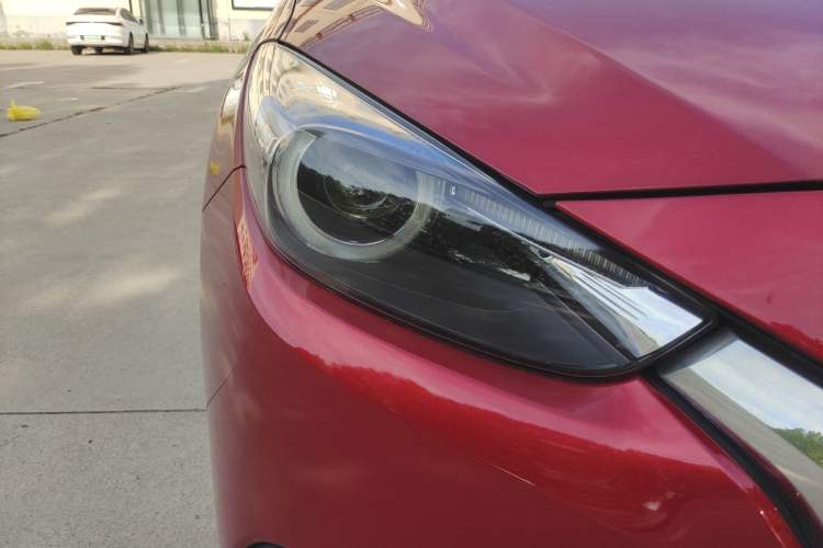 Used Mazda 3 Axela 2017 Sedan 1.5L Automatic Luxury Model Emission Standard China V Right Front Headlight