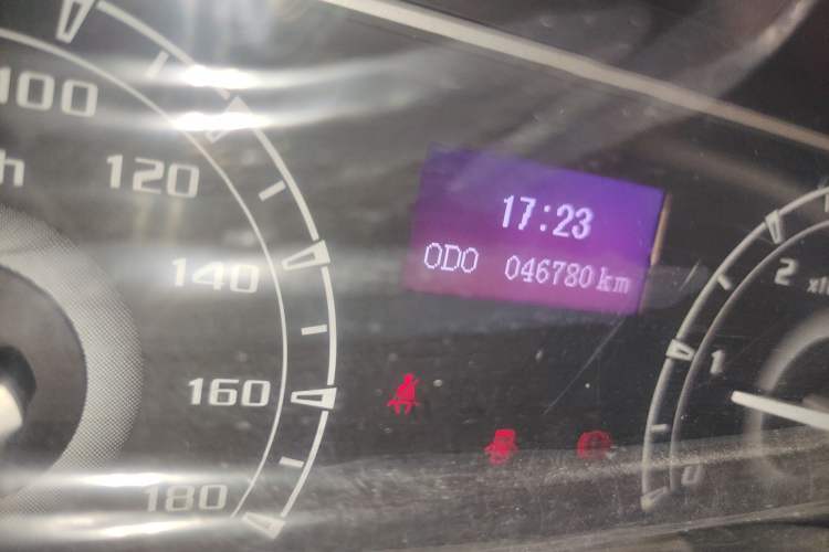 Used SAIC MAXUS Xintu V80 2023 2.0T Manual Classic Aoyuntong Short Wheelbase Mid-Roof 5/6-Seater Odometer Close Up