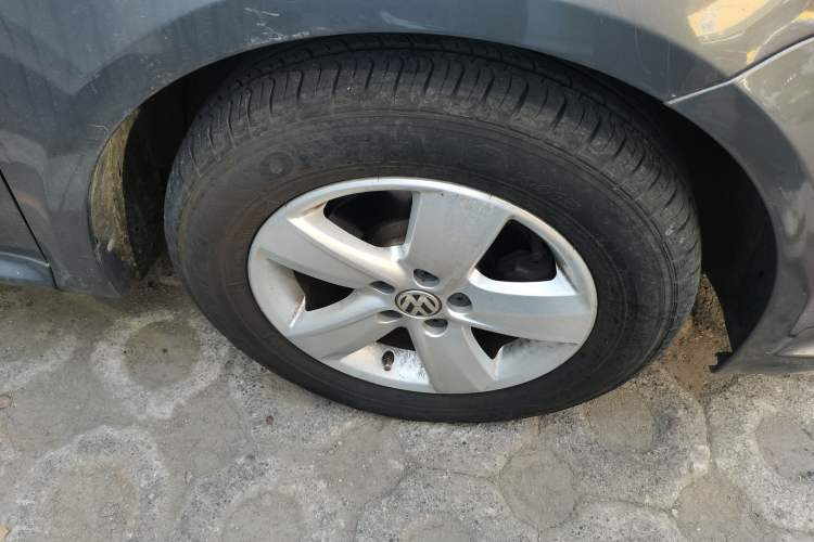 Used Volkswagen Lavida 2011 1.6L Manual - Premium Edition Right Front Wheel Hub