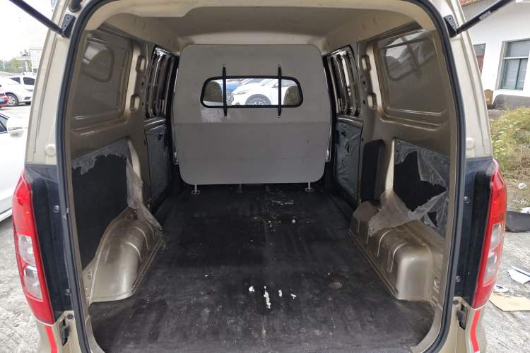 Used Wuling Hongguang V 2022 1.5L Jingqu Edition Enclosed-Window Vehicle with Hydraulic Power Steering LAR