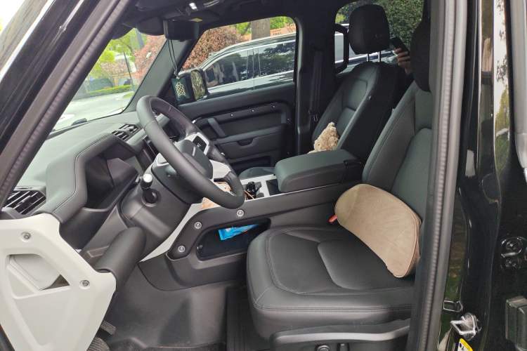 Used Land Rover Defender 2025 110 3.0T P400 X-Dynamic SE Left Front Seat