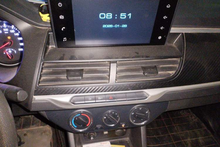 Used Great Wall Wingle 7 2020 2.0T Diesel Two-Wheel Drive Crown Champion Business-Style Compact Pickup GW4D20M Audio And AC Panel