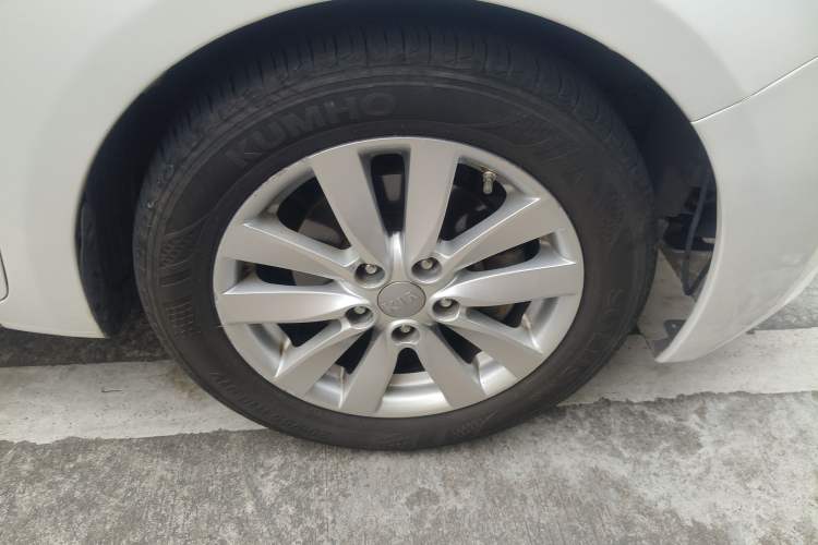 Used Kia K3 2013 1.6L Automatic GLS Right Front Wheel Hub