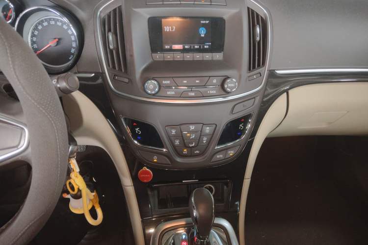 Used Buick Regal 2014 2.0L Leading Fashion Edition Audio And AC Panel
