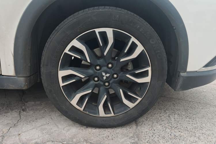 Used Mitsubishi Outlander 2019 2.4L 4x4 Zhi Xiang Edition 5 Seats China V Emission Standard Right Front Wheel Hub