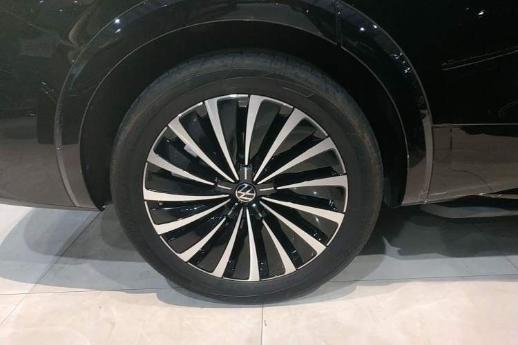 Used Volkswagen Viloran 2024 380TSI Premium Edition Exterior 5