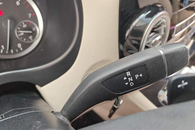 Used Mercedes-Benz Vito 2021 2.0T Elite Version 7 Seats Gear Lever