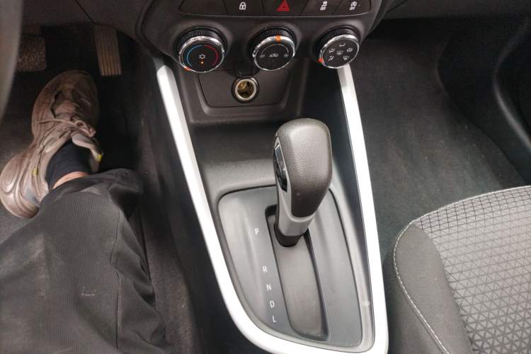 Used Chevrolet Cavalier 2022 325T Automatic Enjoyment Edition Gear Lever