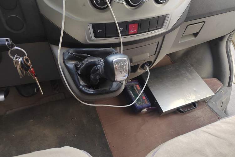 Used Dongfeng Yufeng 2018 2.3T Logistics Vehicle A100 Luxury Edition Short Wheelbase Mid-Roof Design 5–9 Seater
