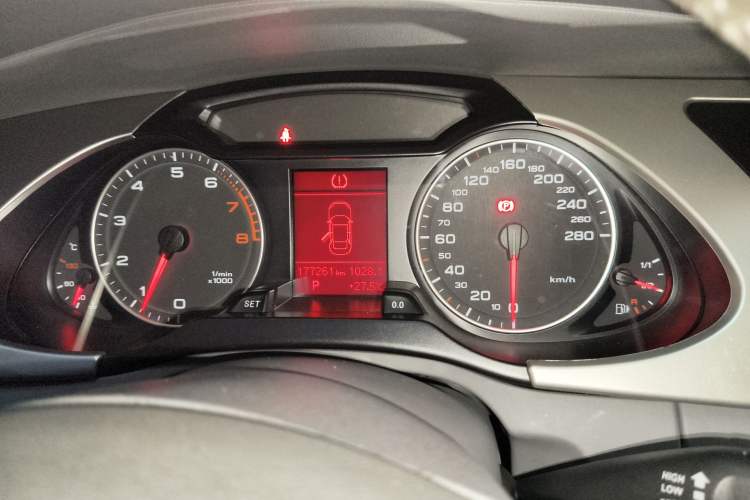 Used Audi A4L 2012 2.0 TFSI automatic Comfort trim level Instrument Cluster