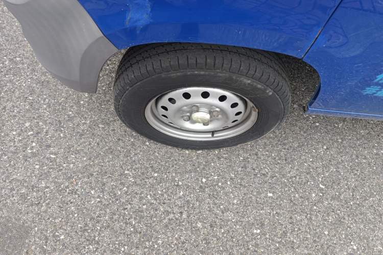 Used Wuling Zhiguang 2020 1.2L Practical Model China VI LSI Left Front Wheel Hub