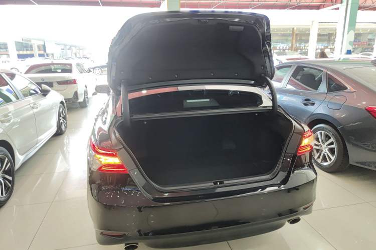 Used Toyota Camry 2021 2.0G Luxury Edition Trunk