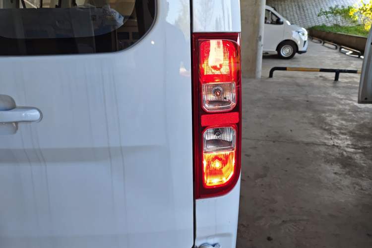 Used Wuling Yangguang 2024 300KM Comfort Version Passenger Van 75kW