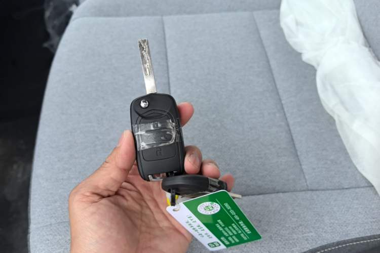 Used Wuling Yangguang 2024 300KM Comfort Version Passenger Van 75kW