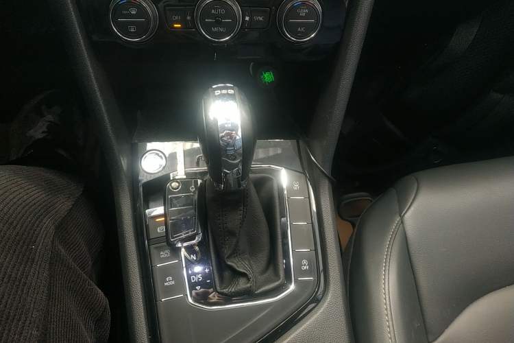 Used Volkswagen Tharu 2019 280TSI Two-Wheel Drive Luxury Version China VI Standard Gear Lever