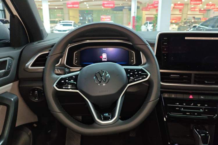 Used Volkswagen T-ROC 2025 Facelift Model 2 300TSI DSG Two-Wheel Drive Chenguang Edition