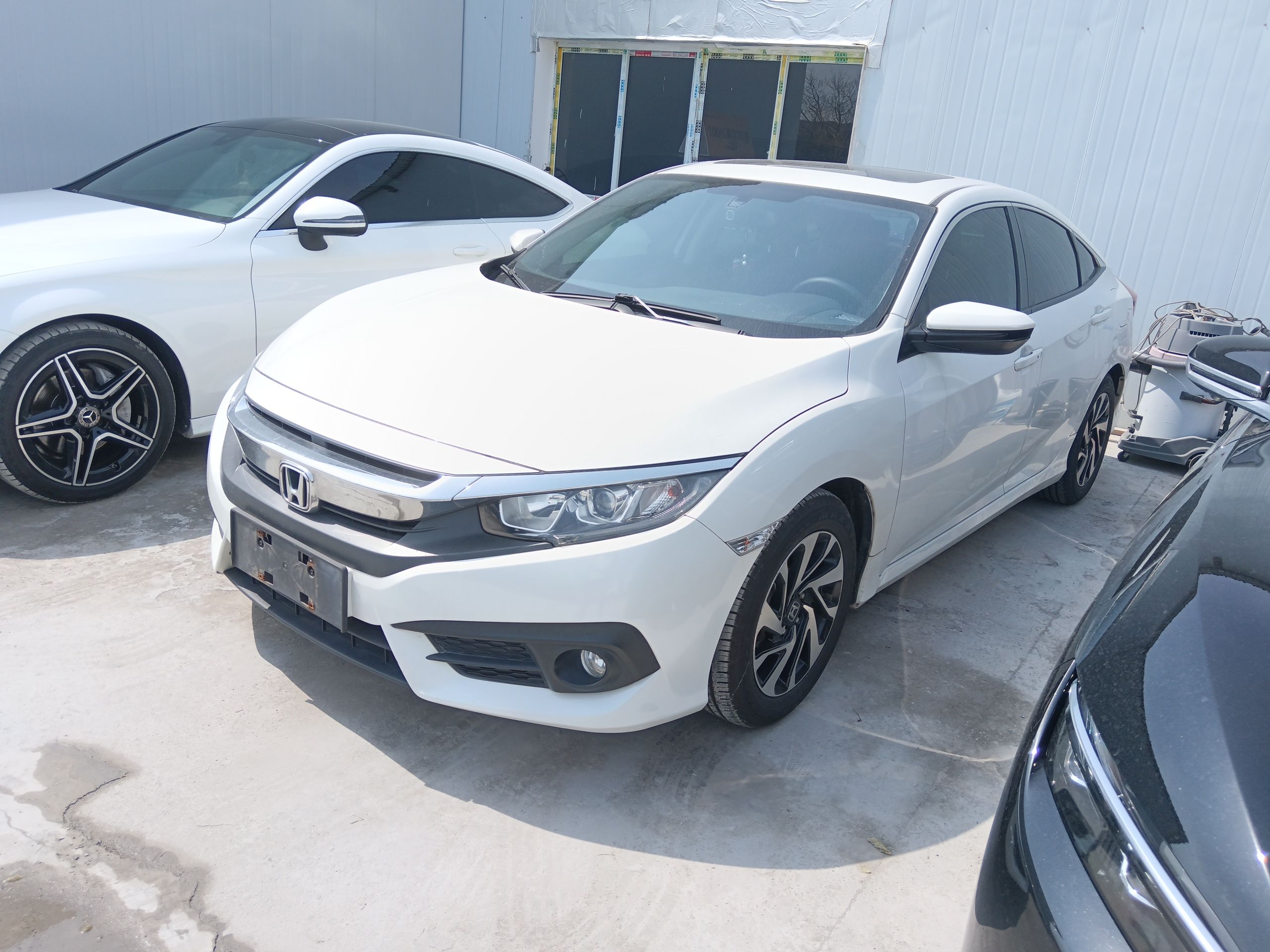 تحت مقدمة السيارة