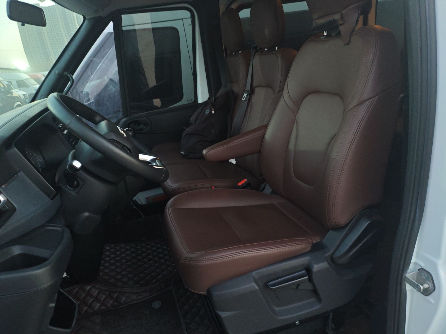 Переднее сиденье в автомобиле