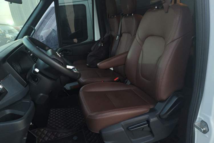 Used JMC Fushun 2023 2.0T Manual Short-Wheelbase Mid-Top Commercial Multi-Purpose 6-Seater Passenger Vehicle