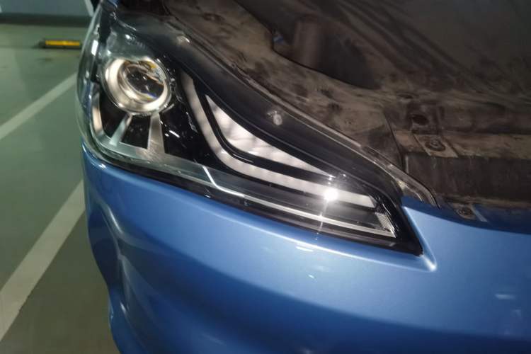 Used NETA V 2021 Standard Range Entertainment Version – Upgraded Model Right Front Headlight