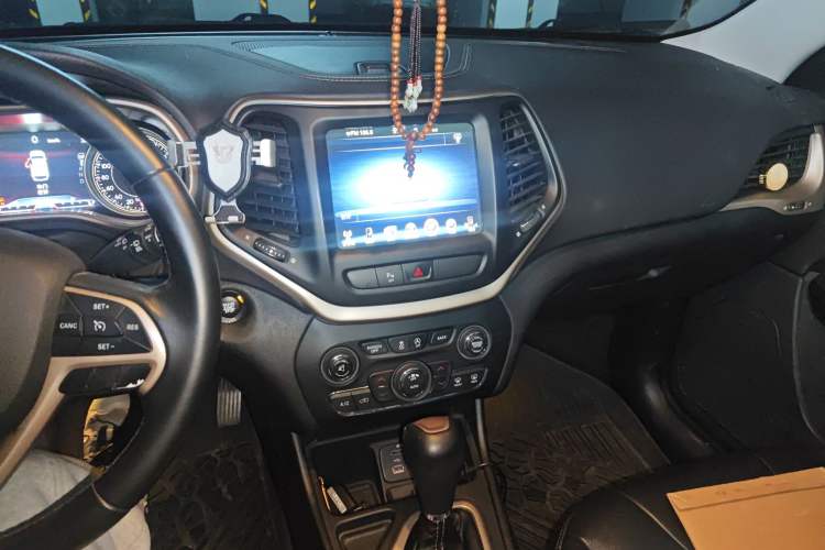 Used Jeep Cherokee 2017 2.0L Superior Edition
