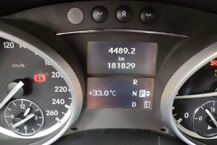 Used Mercedes-Benz R-Class 2010 R 350 L 4MATIC Odometer Close Up