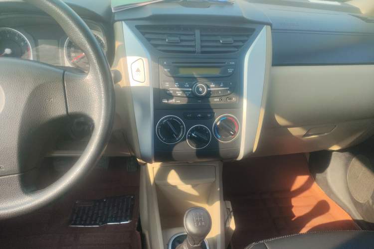 Used Venucia R50 2014 1.6L Manual Splendid Edition
