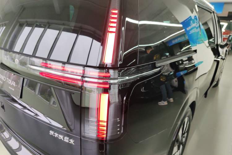 Used Volvo EM90 2025 Ultra Six-Seater Exterior 3