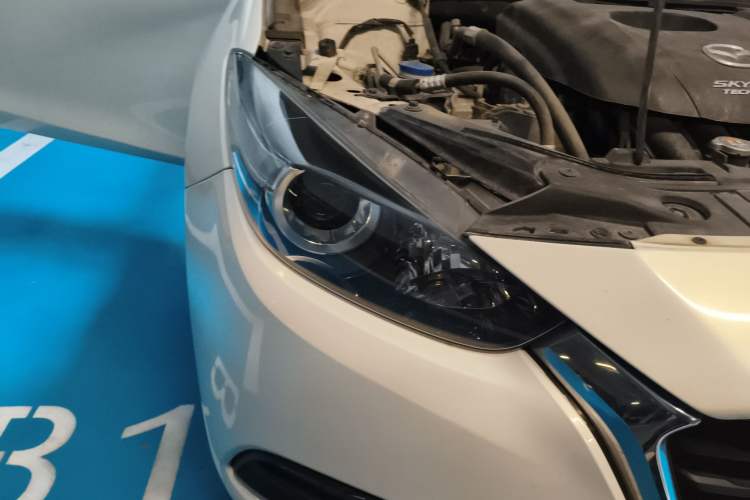 Used Mazda 3 Axela 2017 Sedan 1.5L Automatic Comfort Model Emission Standard China V Right Front Headlight