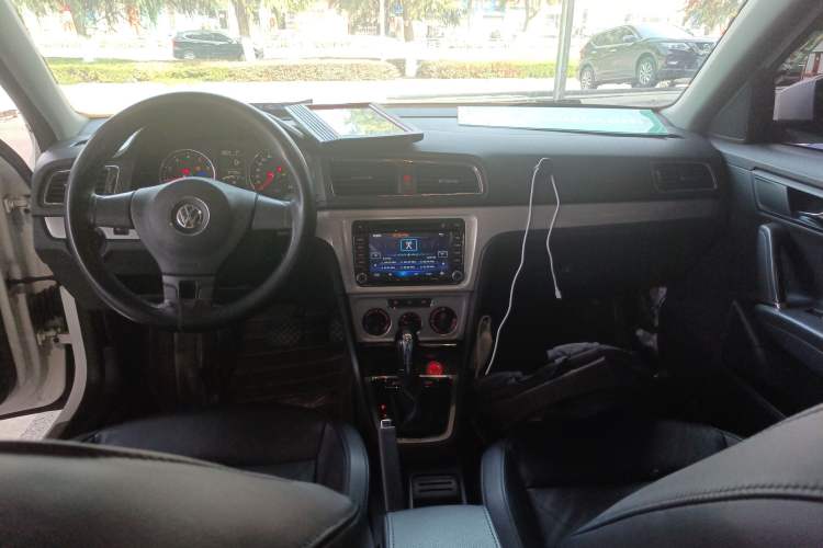 Used Volkswagen Lavida 2013 Restyled Classic 1.6L Automatic Comfort Edition Center Console