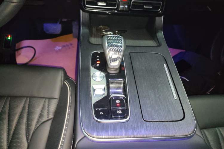 Used GAC Trumpchi GS8 2022 Linghang Series 2.0 TGDI Two-Wheel-Drive Luxury Smart Connectivity Version (7 Seats) Gear Lever