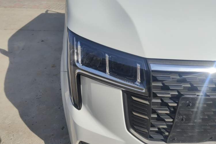Used SAIC MAXUS Xintu V80 2025 PRO Aoyuntong 2.0T Manual Long Wheelbase Ultra-Low Roof 6/7/8/9-Seater Right Front Headlight