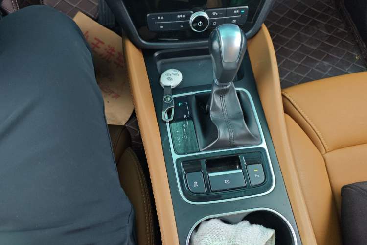 Used BYD Song MAX 2018 1.5T Automatic Smart Connect Luxury 6-Seater Gear Lever