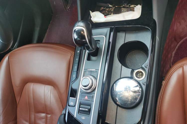 Used Maserati Levante 2016 3.0T Standard Edition Gear Lever