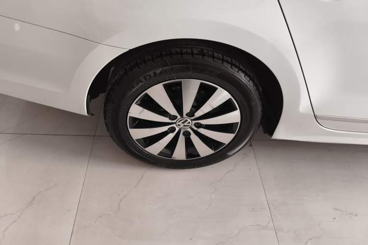 Used Volkswagen Sagitar 2018 1.6L Automatic Comfort Model Right Rear Wheel Hub