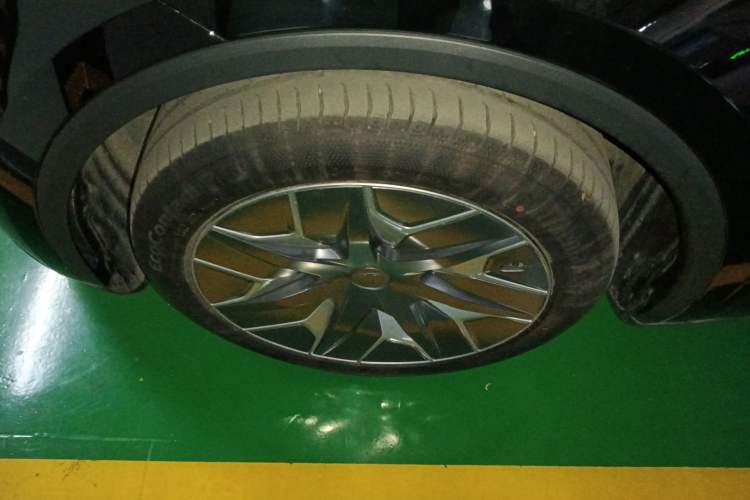 Used Tesla Model Y L 2025 Model Long-Range All-Wheel-Drive Version Left Front Wheel Hub