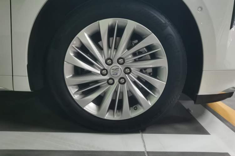 Used Buick Century 2023 2.0T Seven-Seater Yinshi Edition Right Front Wheel Hub