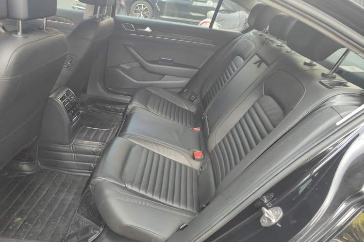 Used Volkswagen Magotan 2019 330TSI DSG Luxury Model China V Standard Left Rear Seat