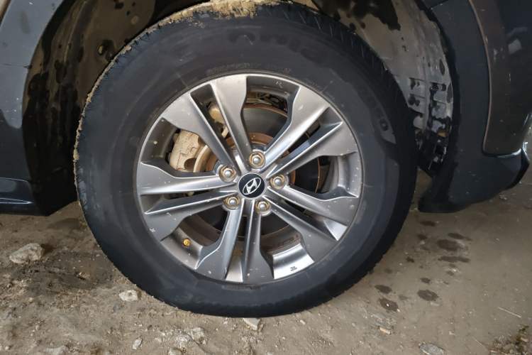 Used Hyundai Santa Fe 2013 2.4L Automatic 2WD Comfort Edition Right Front Wheel Hub